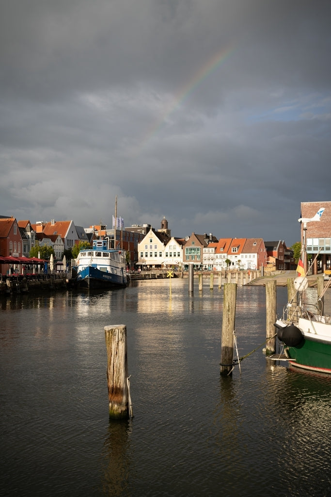 Rowek, Wencke, Nordertor, Poller und Regenbogen (inkl. PP), 30 x 20cm, Fotografie