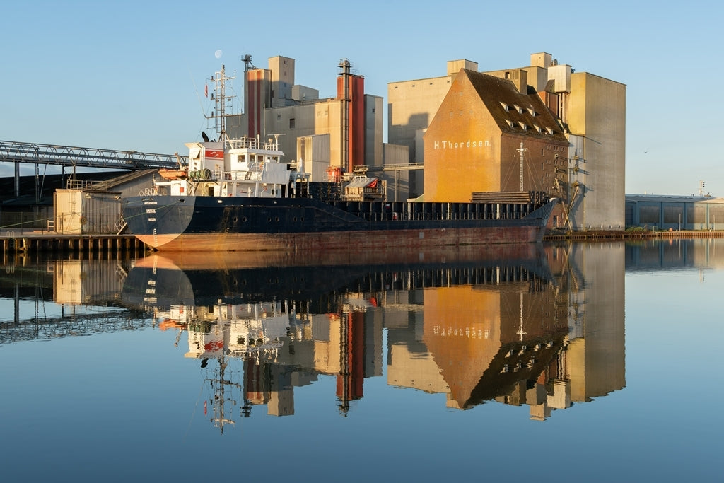Rowek, Wencke, Silos und Frachter bei glatter See (inkl. PP), 20 x 30cm, Fotografie