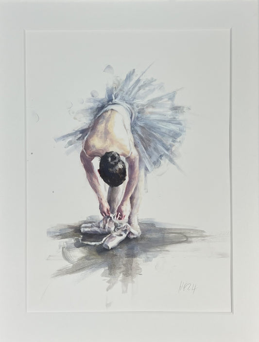 Petermann, Hanna, Ballerina beim Schnüren ihrer Schuhe, Studie farbig, 30 x 26cm, Öl auf Papier, 2024