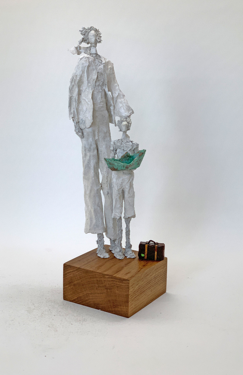 König, Claudia, Kleiner Abschied 2022 (Bon Voyage oder Erzählungen vom Reisen), Papiermache/Mixed Media, 35x9x12cm