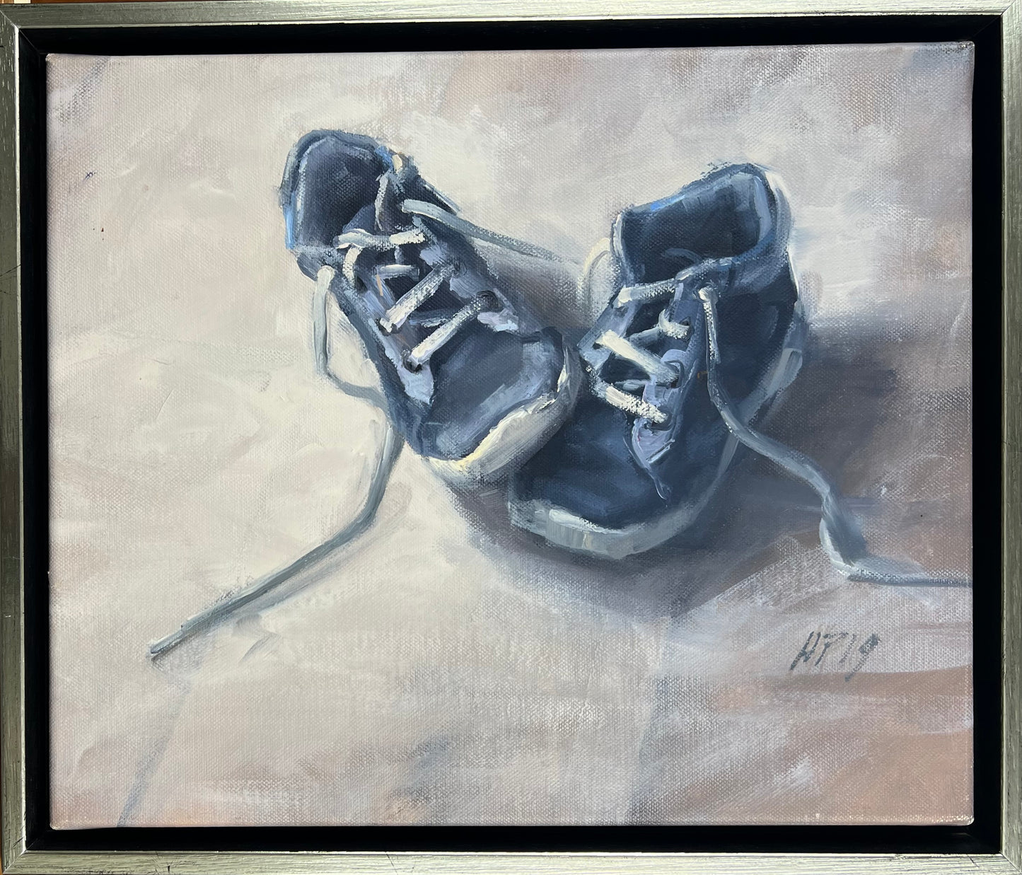 Petermann, Hanna, Kl. Turnschuhe (blau), 2019, Öl auf Leinwand, 31 x 37 cm