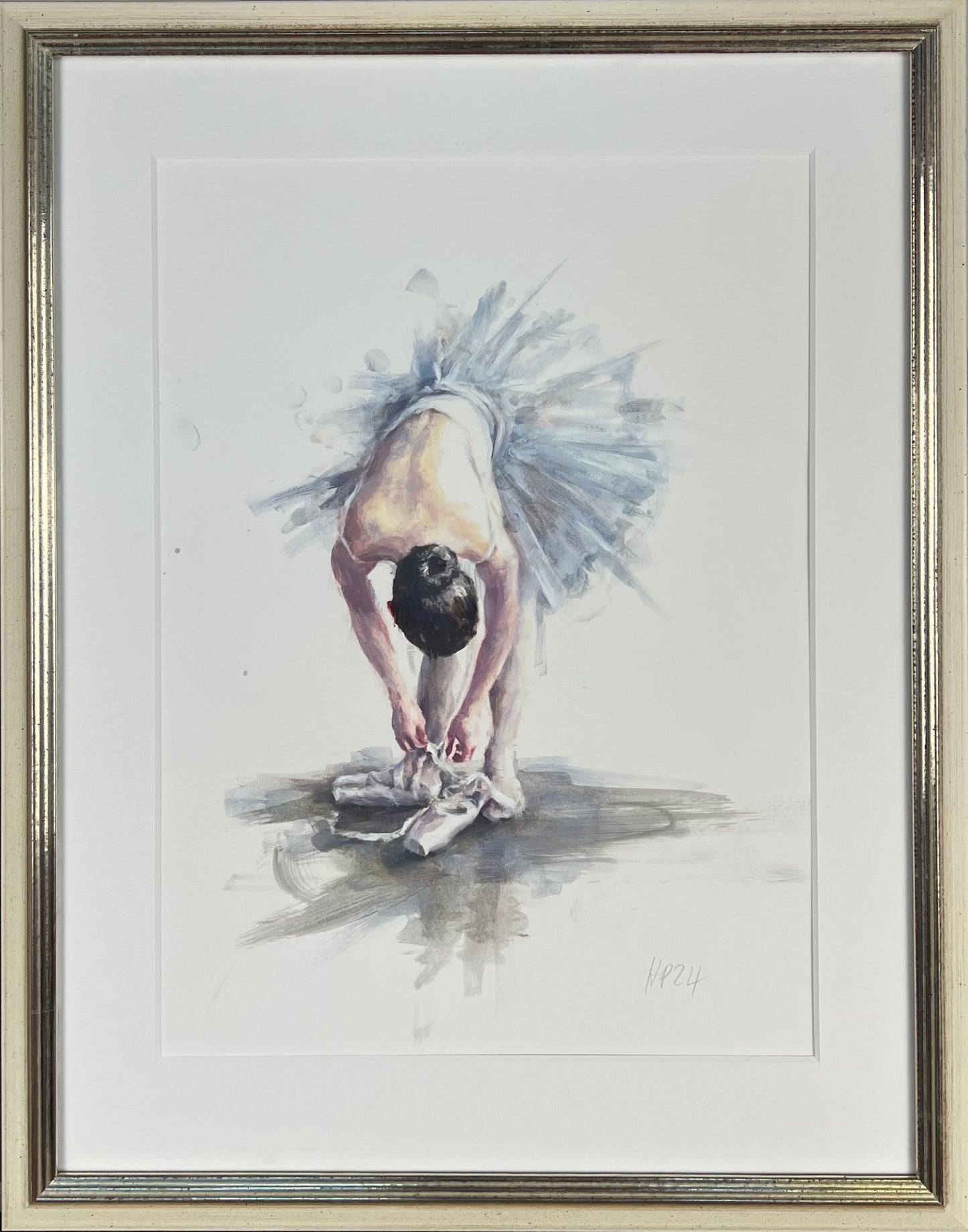 Petermann, Hanna, Ballerina beim Schnüren ihrer Schuhe, Studie farbig, 30 x 26cm, Öl auf Papier, 2024