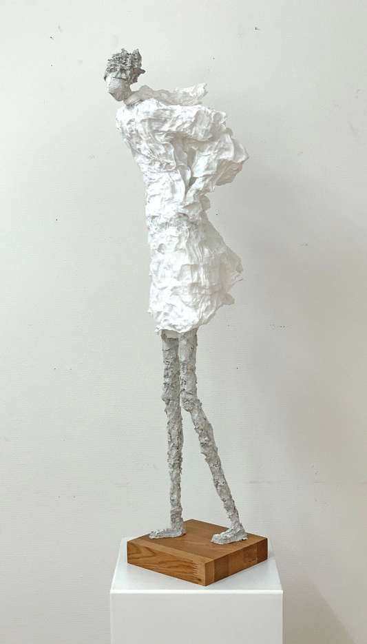 König, Claudia, Gegen den Wind 2023 (Wind und Sturm), Papiermache/Mixed Media, 93x30x18cm