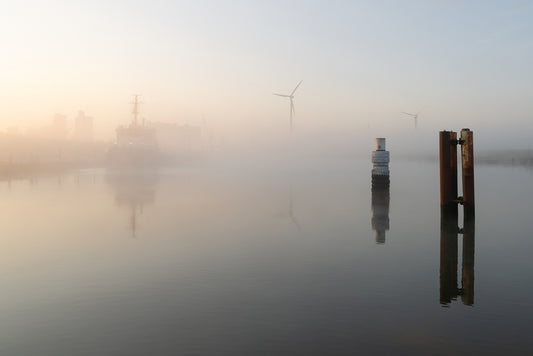 Rowek, Wencke, Vernebelter Sonnenaufgang beim Sperrwerk, 20 x 30cm, Fotografie