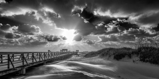 Reinstadler, Mario, Strandbrücke bei Sturm, 55 x 110cm, 5/50, sw Pigmentdruck